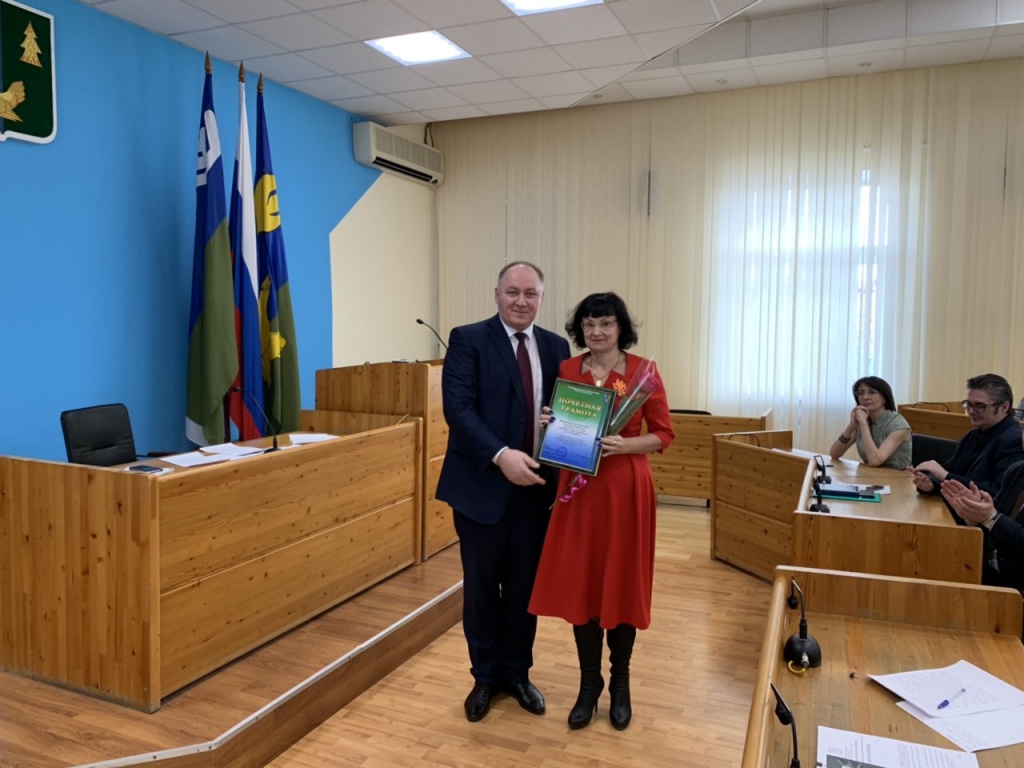 Награждение женщина в красном платье.jpg Награждение женщина в красном платье.jpg